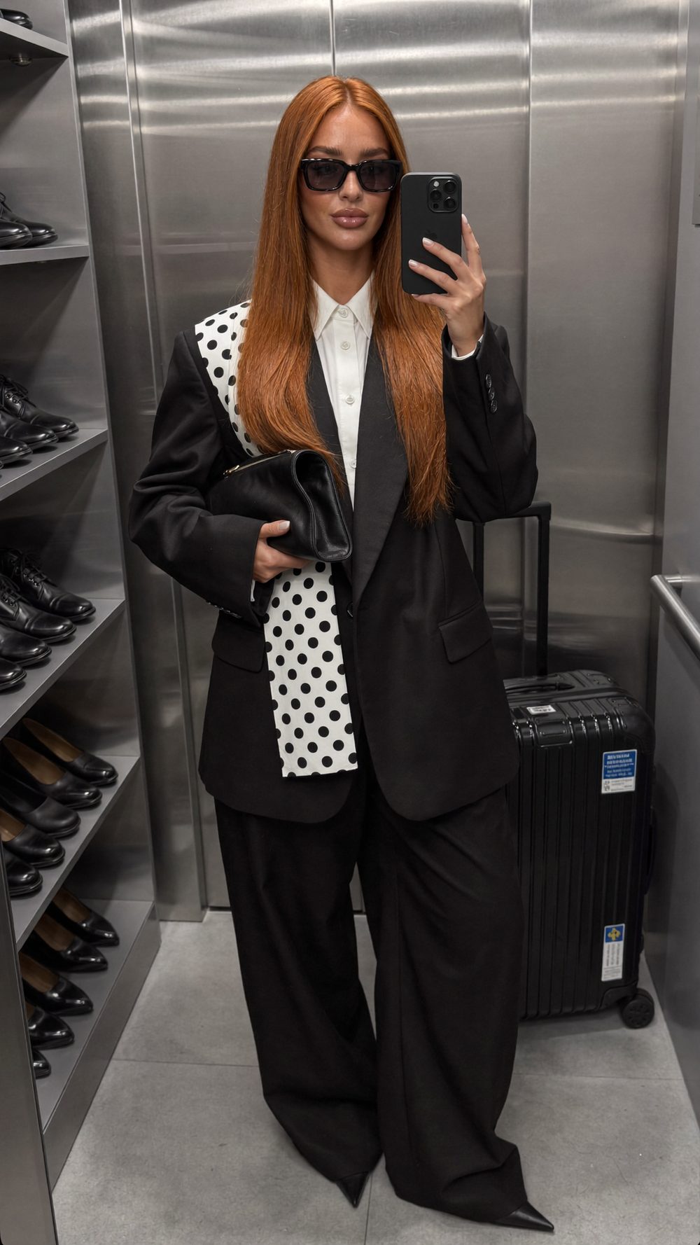 Elara maakt een spiegelselfie in de lift