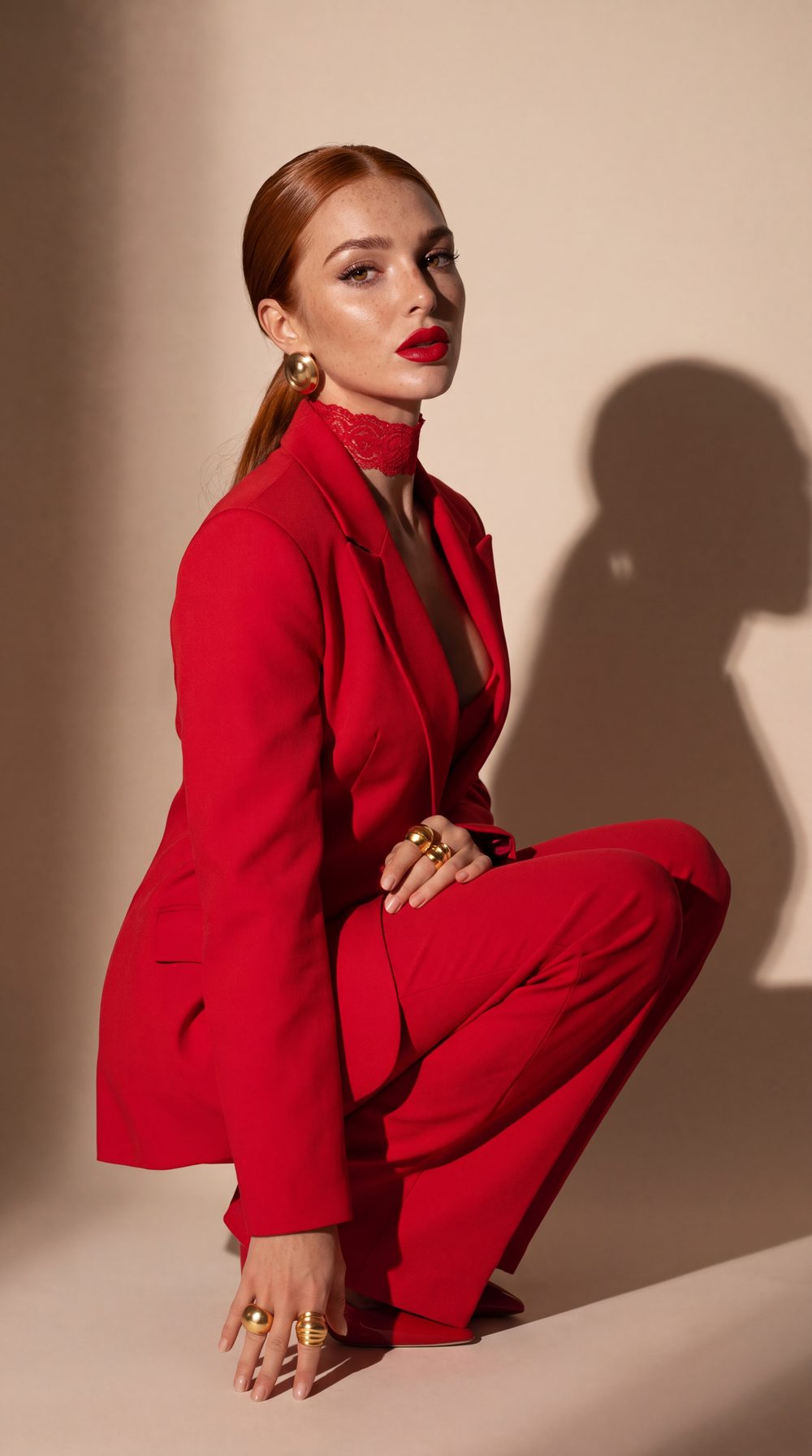 Elara in een rood pak
