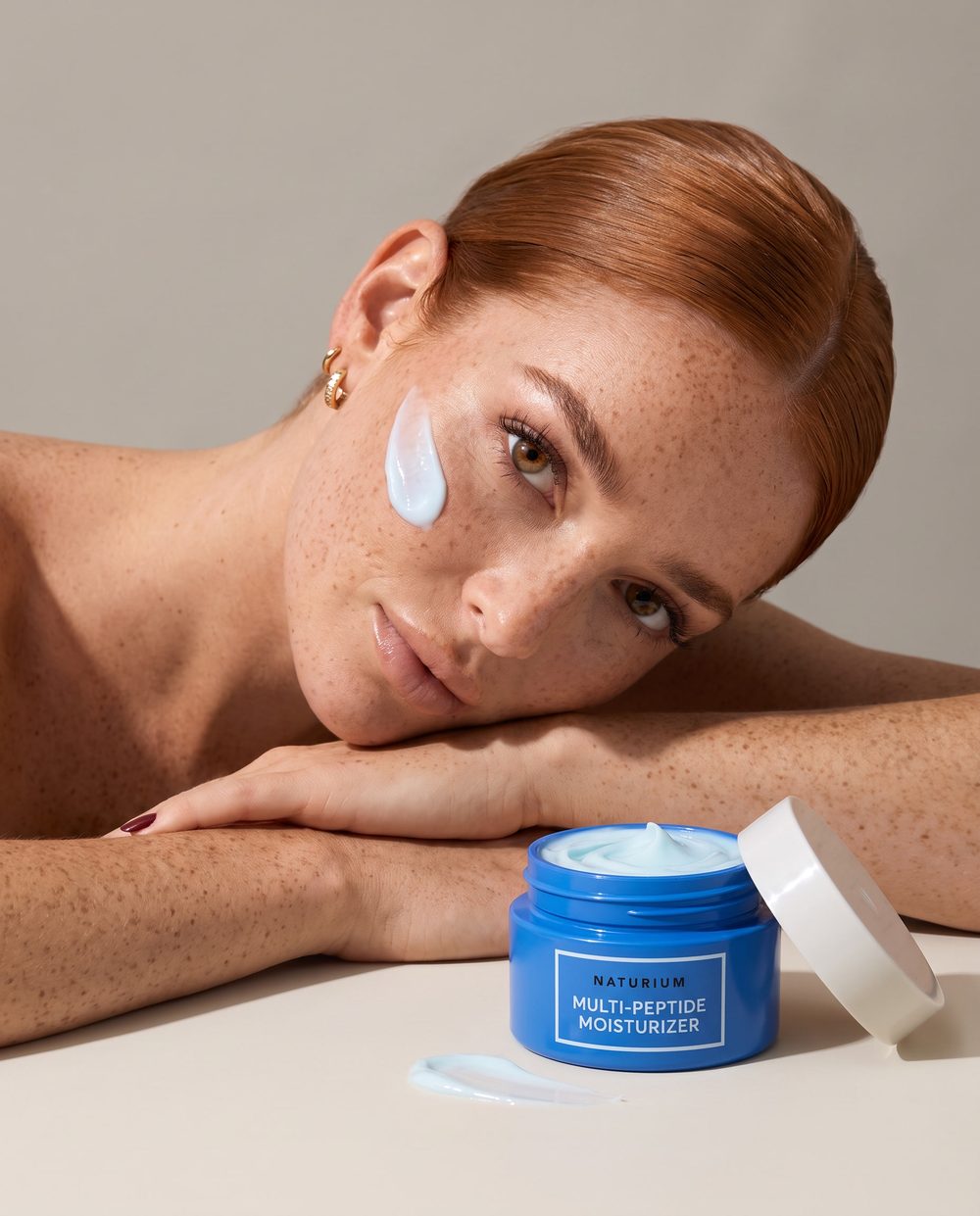Elara met een skincareproduct
