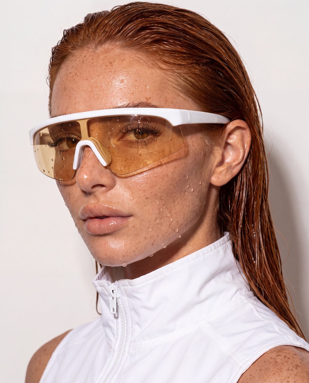 Elara met natte look en sportbril