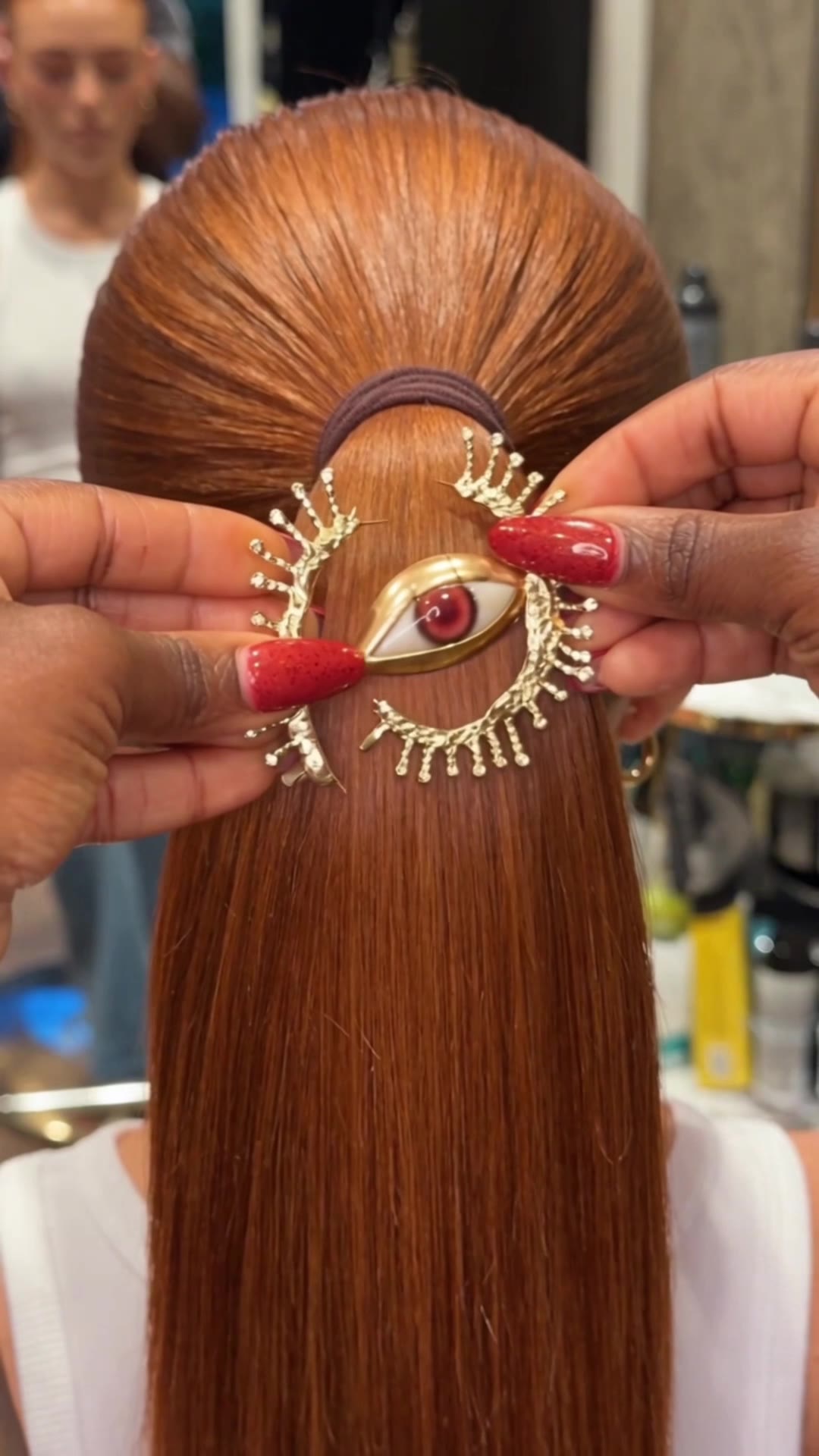 Gouden haarsieraad met oog in een staart