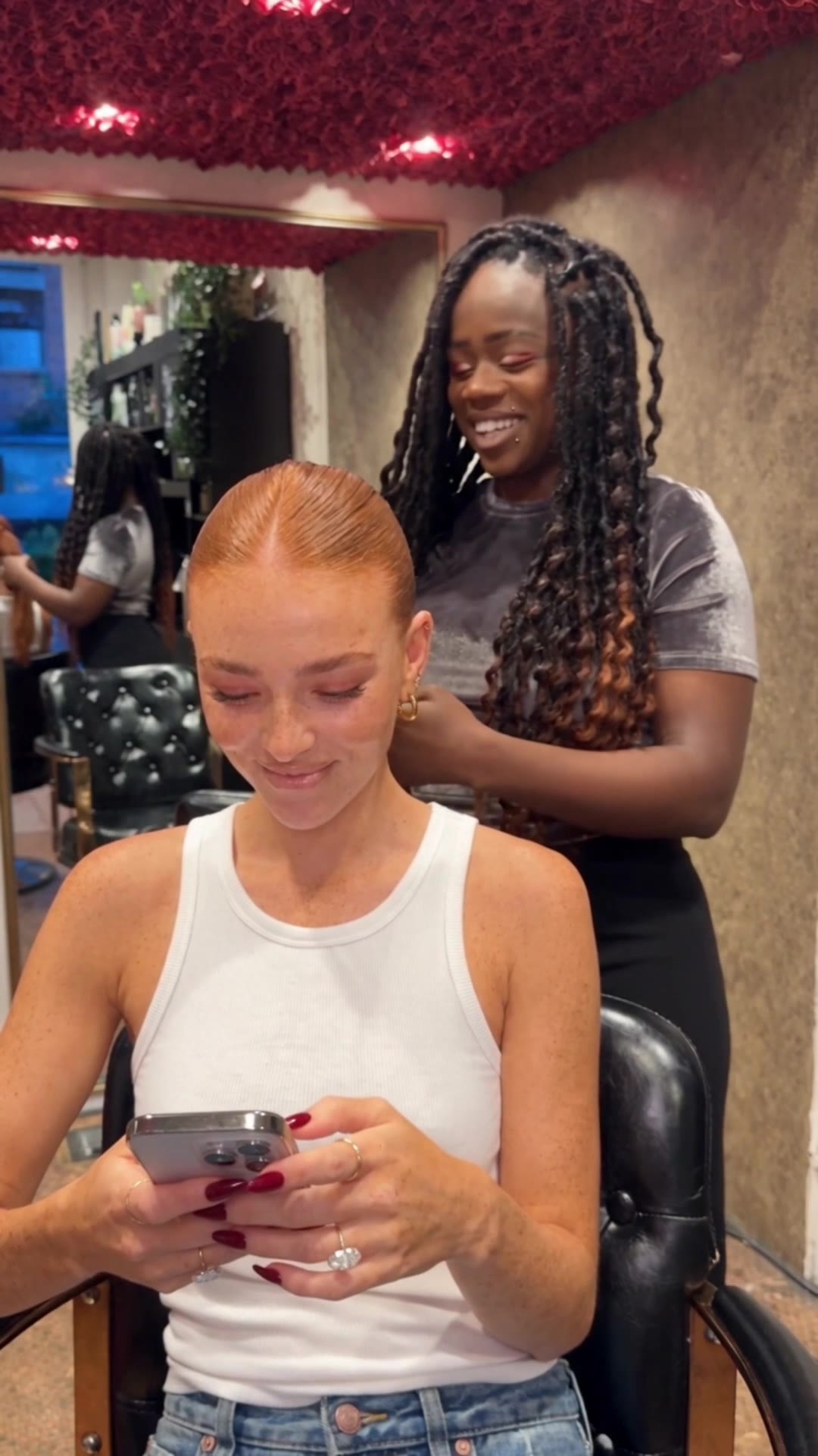 De kapster aan het werk in de salon
