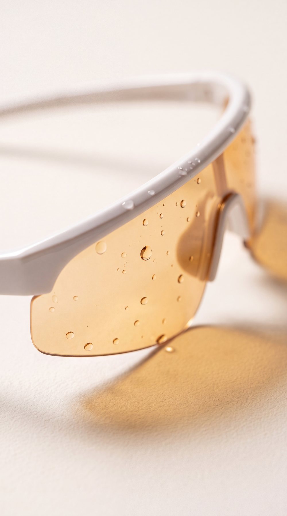 Witte sportbril met waterdruppels