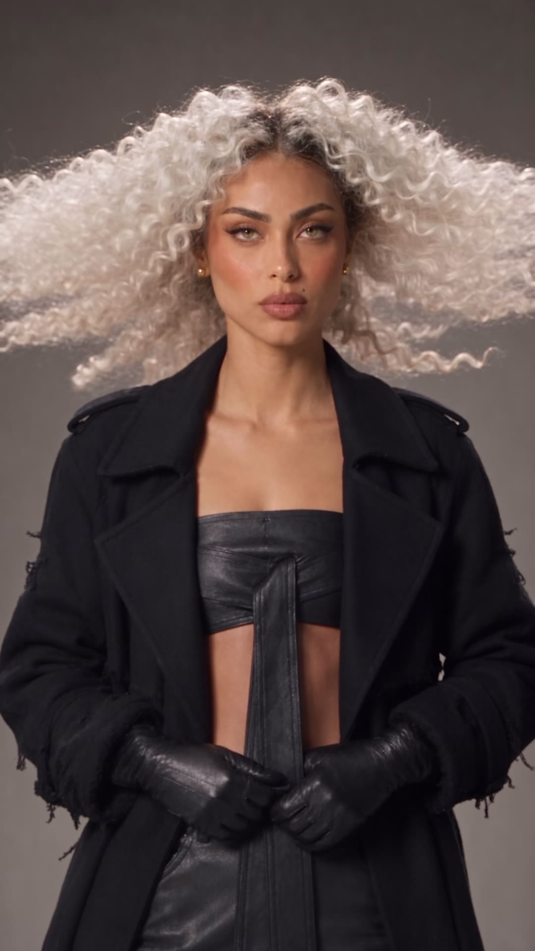 Model met volumineuze platina krullen