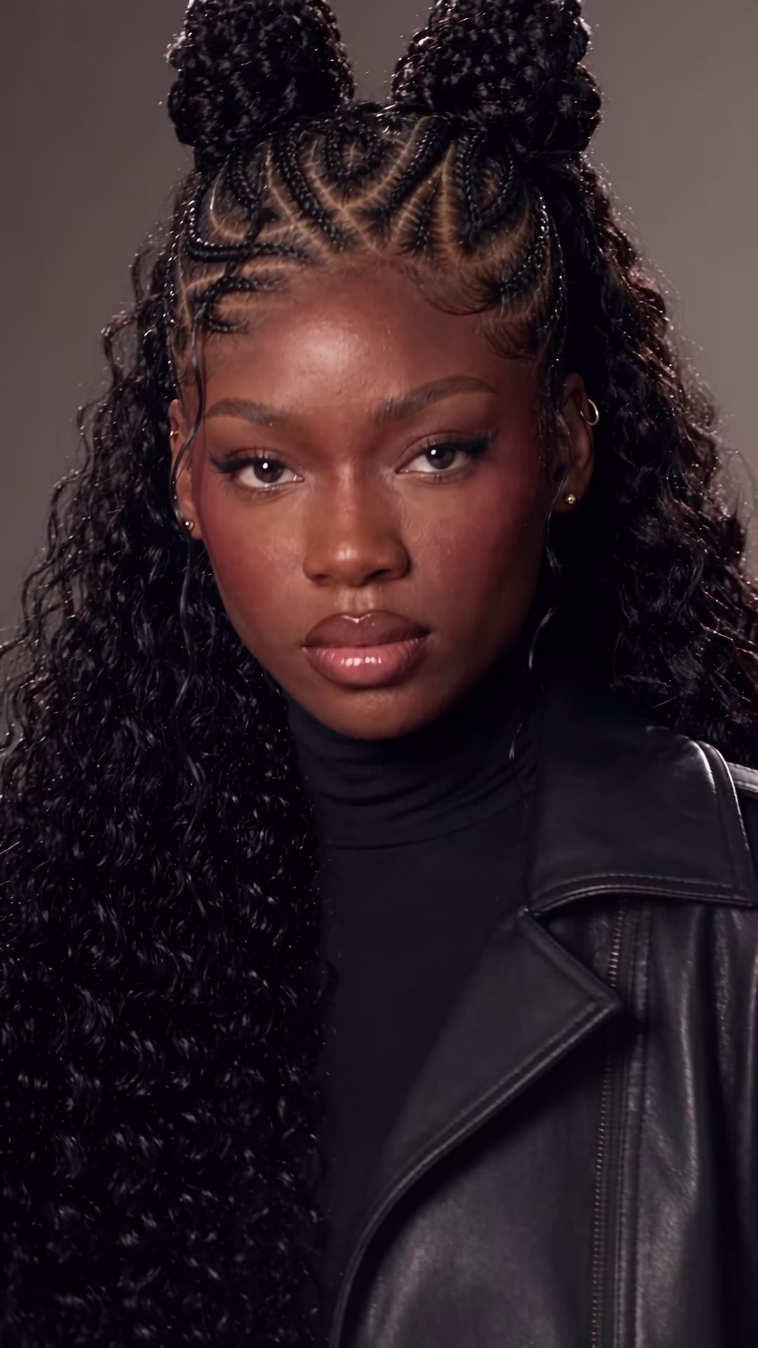 Model met feed-in braids en lange krullen