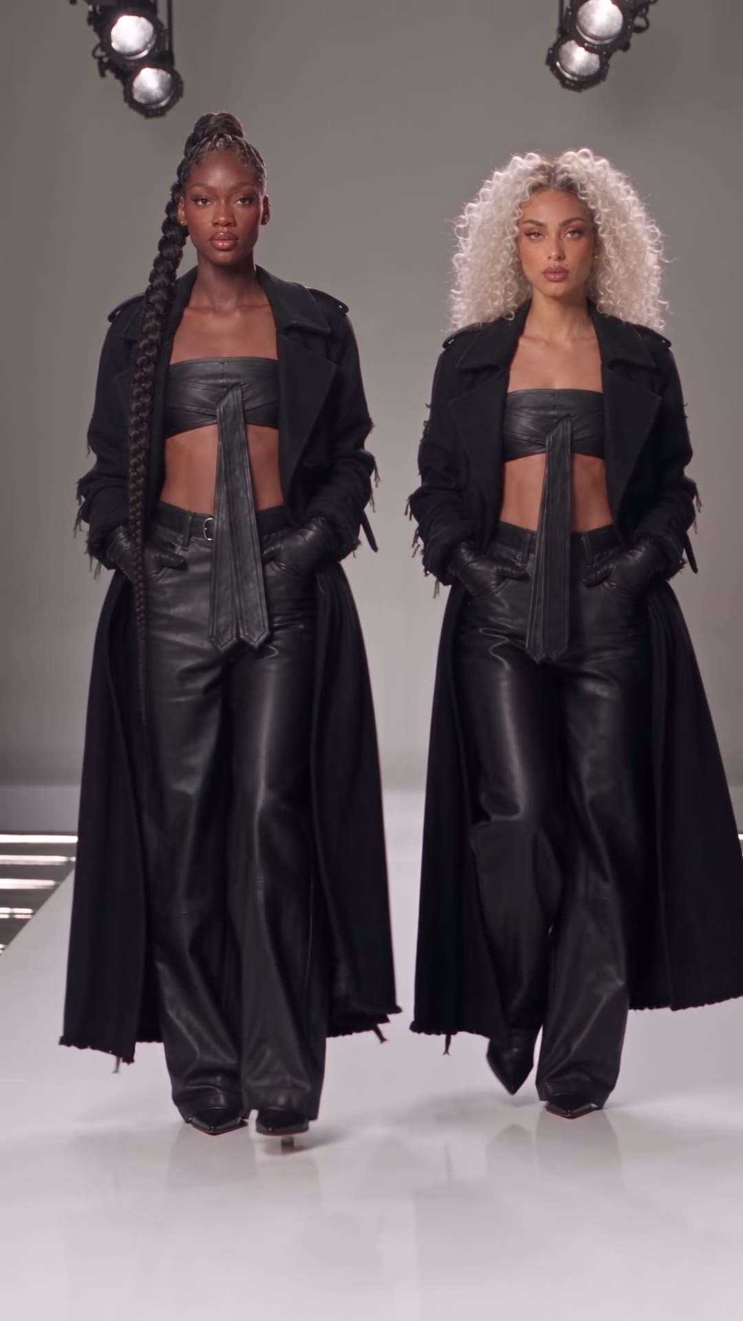 Twee modellen op de catwalk