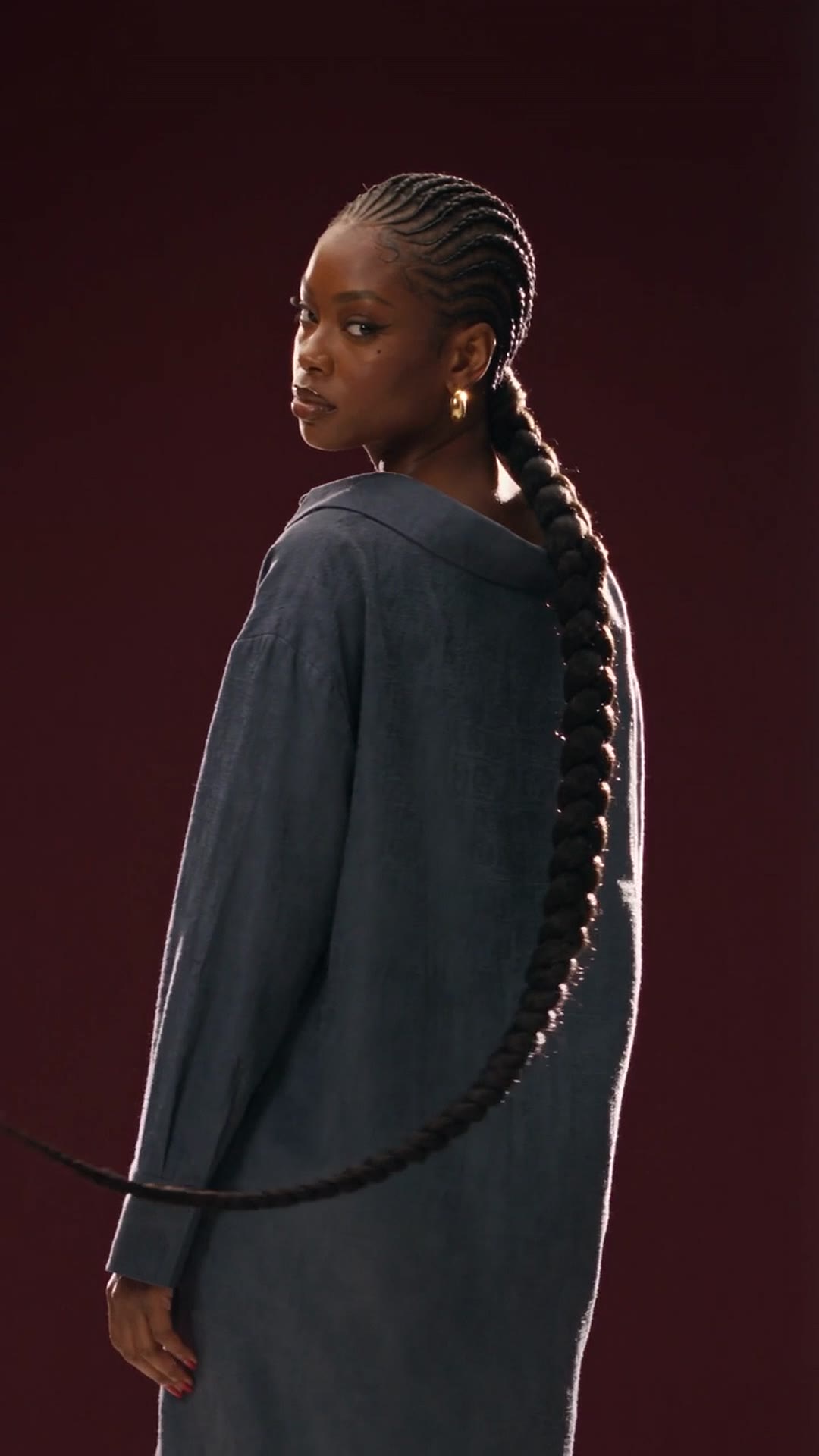 Model met cornrows en een lange vlecht