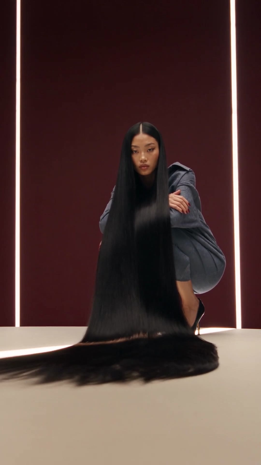 Model met vloerlang zwart haar
